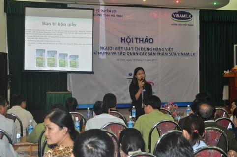 Bà Dương Việt Nga – Trưởng bộ phận Marketing ngành hàng Sữa nước Vinamilk tư vấn bảo quản và sử dụng các sản phẩm sữa nước của Vinamilk